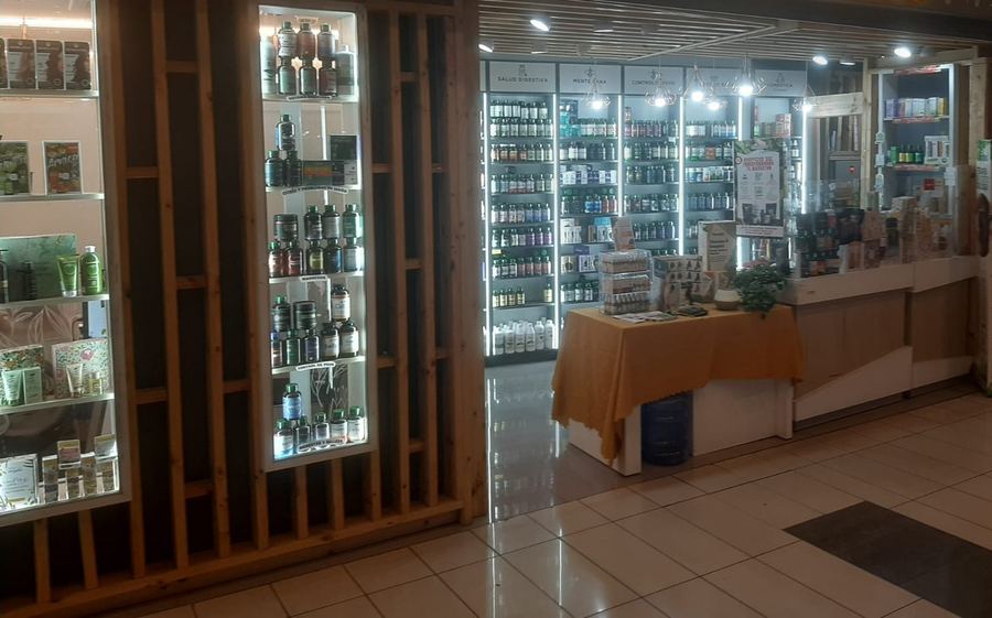 Interior de Naturefit Las Rejas, vitrinas con productos naturales
